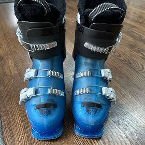Blue Salomon T3 youth kids ski boots in very good used condition. 23.5/5.5